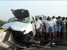 கரூரில் சாலை தடுப்புச்சுவரில் மோதி கார் விபத்து: 4 பேர் பலி