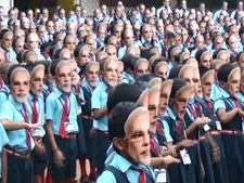 மோடி முகமூடி அணிந்து தூய்மை இந்தியா பிரசாரத்தில் ஈடுபட்ட 1300 மாணவ, மாணவியர்!