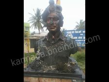 பெங்களூரில் கன்னட நடிகர் ராஜ்குமார் சிலை சேதம்: ரசிகர்கள் போராட்டம், போலீஸ் குவிப்பு