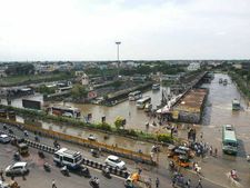 நெல்லை, தூத்துக்குடியில் கொட்டும் மழை: குற்றால அருவிகளில் வெள்ளம்