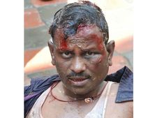சப் இன்ஸ்பெக்டர்களை கத்தியால் வெட்டிய சைக்கோ நபர்.. மக்கள் மடக்கிப் பிடித்தனர்!