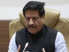 லிப்டுக்குள் சிக்கிக் கொண்ட மகாராஷ்டிர மாஜி முதல்வர்!