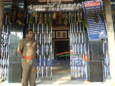 கரூரில் கோவில் பூட்டை உடைத்து நகை, பணம் கொள்ளை – பக்தர்கள் அதிர்ச்சி