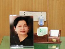 'மக்கள் முதல்வர்' படத்தை தூக்கிவிட்டு 'ஒரிஜினல் முதல்வர்' படத்தை வைக்க கோரும் திமுக...