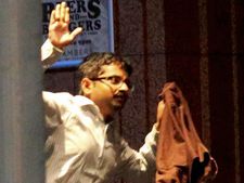 17 மணி நேர சிட்னி முற்றுகை: ஆஸி.போலீஸ் அதிரடித் தாக்குதல்- தீவிரவாதி சுட்டுக் கொலை! 11 பேர் மீட்பு!