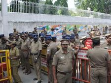 வேலூர் மாணவி கொலை குறித்து சிபிஐ விசாரணை தேவை... சாலை மறியலில் குதித்த மக்கள்