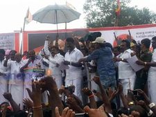  ஜெயலலிதாவுக்கு ஜெயில் கிடைச்ச பிறகு போலீஸ்காரங்க எனக்கு சல்யூட் அடிக்கிறாங்க.. விஜயகாந்த்!