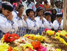சுனாமியில் பலியான குழந்தைகளை கடவுள்களாக்கி... வீட்டிலேயே கோயில் கட்டி வழிபடும் அப்பா!