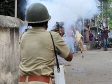 தேனியில் இருபிரிவினரிடையே மோதல்- ஒருவர் பலி! போலீஸ் கண்ணீர்புகை குண்டு வீச்சு- துப்பாக்கிச் சூடு!! 