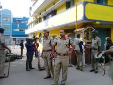 மாணவிகளிடம் சில்மிஷம் செய்த பள்ளி ஆசிரியரை தாக்கி மண்டையை உடைத்த பெற்றோர்! பெங்களூரில் பரபரப்பு 
