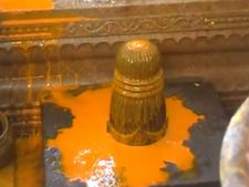 அசைவ திருவிழா: 200 ஆடுகளை வெட்டி முனியாண்டிக்கு படையலிட்ட கிராம மக்கள்