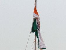 காலையில் கொடியேற்றி விட்டு 11 மணிக்கே கொடியைக் கீழிறக்கிய தர்மபுரி அரசுப் பள்ளி!