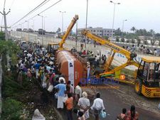 புட்ரா, புட்ரா: சாலையில் கவிழ்ந்த லாரியில் இருந்து பாமாயிலை ஓடியோடி பிடித்த மக்கள்