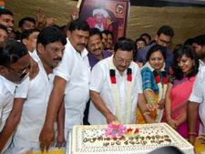 அழகிரி பிறந்தநாள்: சாரட் வண்டியில் ஊர்வலம்... மதுரையை கலக்கிய ஆதரவாளர்கள்