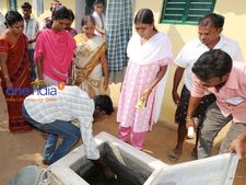 கொசுக்களே இருக்கீங்களா.. டார்ச் லைட் அடித்து சோதனையிட்ட கரூர் கலெக்டர்!
