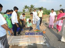 விபத்தில் சிக்கிய இளைஞருக்கு குடிக்க தண்ணீர் கொடுத்து, டாக்டர்களை வரவழைத்த கரூர் கலெக்டர் ஜெயந்தி