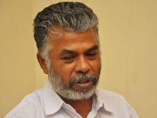 பெருமாள் முருகனை சென்னை கல்லூரிக்கு மாற்றக்கோரி வழக்கு- தமிழக அரசுக்கு நோட்டீஸ்!!