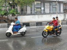 காலையில் பெய்த கன மழை எஃபெக்ட்: டிராபிக் நெரிசலில் விழிபிதுங்கிய பெங்களூரு!