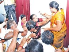 பட்ஜெட்டுக்காக பட்டை நாமம் – திமுக பெண் கவுன்சிலரைத் துவைத்தெடுத்த அதிமுக பெண் கவுன்சிலர்