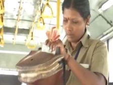 ‘காக்கிச்சட்டை’ மீது தீராக் காதல்... டிக்கெட்டைக் கிழிக்கும் சுமதி அக்கா!