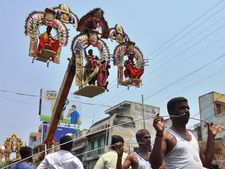 பறவைக் காவடி தூக்கி 'அம்மா'வைக் காப்பாற்ற பிடாரியம்மனிடம் வேண்டிய 'ரத்தத்தின் ரத்தங்கள்'!