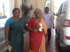 அட பக்கிகளா... திருட்டுப் போன நகைக்குப் பதில் பணத்தைக் கொடுத்து பஞ்சாயத்து செய்த போலீஸ்!