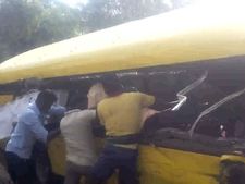 கல்லூரி பேருந்து – பள்ளி வேன் விபத்து… 6 பேர் பலி