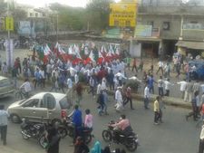பெங்களூரில் பைக், கார்களை வழிமறித்து காற்றை பிடுங்கி விட்ட கன்னட அமைப்பினர்!