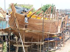 மீன்பிடித்தடைக்காலம் எதிரொலி - படகு, வலைகள் பராமரிப்பு துவக்கம்