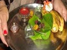 பாவம் மக்கள்.... தாம்பூலத் தட்டில் கோரிக்கை மனுவை வைத்து கலெக்டரிடம் கொடுத்த அவலம்!