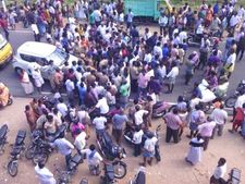 துக்க வீட்டிலிருந்து திரும்பிய 2 பெண்கள் கார் மோதி பரிதாப பலி