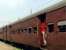 ஓடும் ரயிலில் பெண் கை துண்டான சம்பவம்: சாட்சி சொல்ல கூட முன்வராத சக பயணிகள்