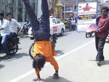 ஜெ. விடுதலை... சந்தோஷத்தில் ‘தலைகீழாக’ நடந்த யோகா மாஸ்டர்!