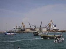 தூத்துக்குடியில் தரை தட்டிய குஜராத் தோணியால் பரபரப்பு