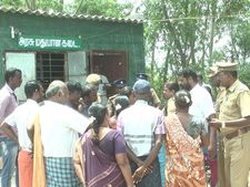 மது பானக் கடையை மூடக் கோரி மக்கள் போராட்டம்... 4 மணி நேரம் நீடித்த பரபரப்பு
