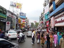 பெங்களூரில் கண்டமேனிக்கு சாலையை கடந்து சென்ற 115 பேர் கைது