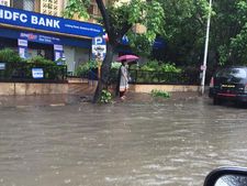 வானம் இப்படி பொத்துக்கிட்டு ஊத்துதே: ட்விட்டரில் கவலைப்படும் மும்பை மக்கள்