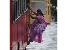 மும்பை மழையில் சிக்கி அந்தரத்தில் தொங்கும் பெண்.. வைரலாகும் பரிதாப போட்டோ!