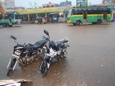 தொடரும் கனமழை... நீலகிரி வால்பாறையில் பள்ளி, கல்லூரிகளுக்கு லீவ்