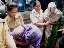 மும்பை: விஷச்சாராய பலி எண்ணிக்கை 105 ஆக உயர்ந்தது- மேலும் 2 பெண்கள் கைது