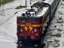 மழையால் மும்பையில் இருந்து மதுரைக்கு 8 மணிநேரம் தாமதாக வந்த ரயில்: பயணிகள் தவிப்பு