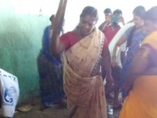 அடிச்சு நொறுக்கு.. தூக்கிப் போட்டு உடை.. புதுச்சேரி சாராயக் கடையை சூறையாடிய பெண்கள் படை!