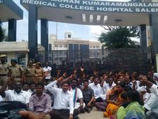 தலித் இளைஞர் மர்ம மரணம்- உடலை வாங்க மறுத்து போராட்டம்- தாய் உட்பட 232 பேர் கைது!!