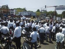 மதுரையில் ஹெல்மெட் அணிவதற்கு கடும் எதிர்ப்பு - வக்கீல்கள் போராட்டத்தில் குதித்தனர்