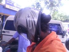 சிவனடியாருக்கு வந்த ஹெல்மெட் சோதனை.. தீர்க்க முடியாமல் தவித்த போலீஸ்.. காரணம் கொண்டை