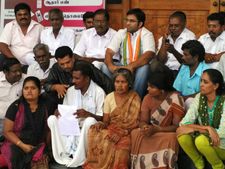 எனது கணவர் உடலை எங்களிடம்தான் ஒப்படைக்க வேண்டும்: சேலம் கலெக்டருக்கு சசிபெருமாள் மனைவி மனு
