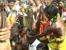 கரூர் கோவிலில் பக்தர்கள் தலையில் தேங்காய் உடைப்பு... ஆயிரக்கணக்கானோர் பங்கேற்பு