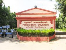 புதுச்சேரி பல்கலைக்கழக மாணவர்களிடையே கோஷ்டி மோதல் - அலுலககத்தை சூறையாடியதால் பதற்றம்