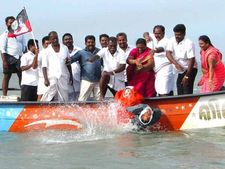 கடலில் கல்லை கட்டி இளங்கோவன், குஷ்பு உருவ பொம்மைகளை இறக்கிய தூத்துக்குடி மேயர்