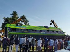 ஈரோடு அருகே பேருந்து கவிழ்ந்து விபத்து- 4 பெண்கள் உட்பட 6 பேர் பலி